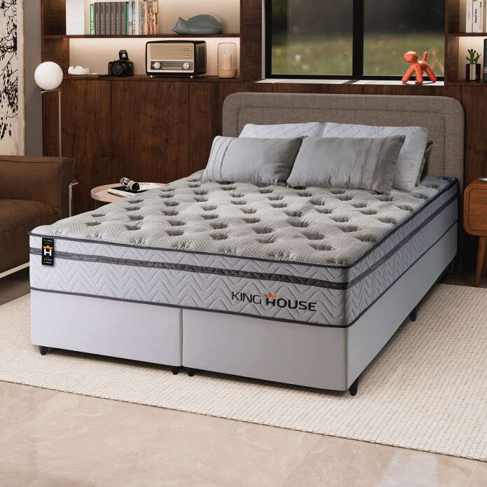 Cama King House com colchão e travesseiros confortáveis
