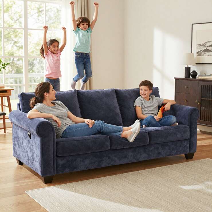 Família se divertindo em um sofá na sala de estar.
