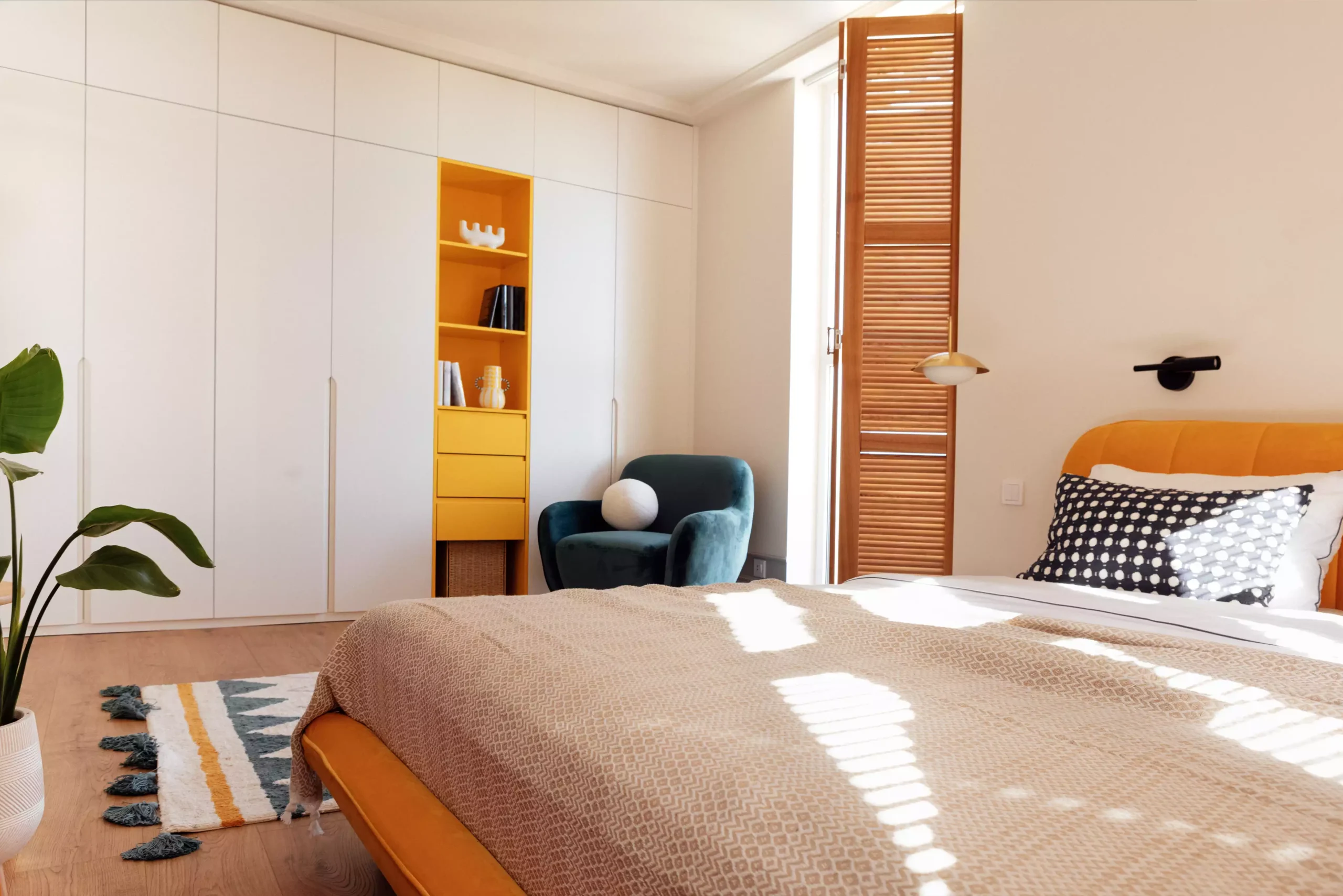 Cama organizada ao lado de uma cadeira.