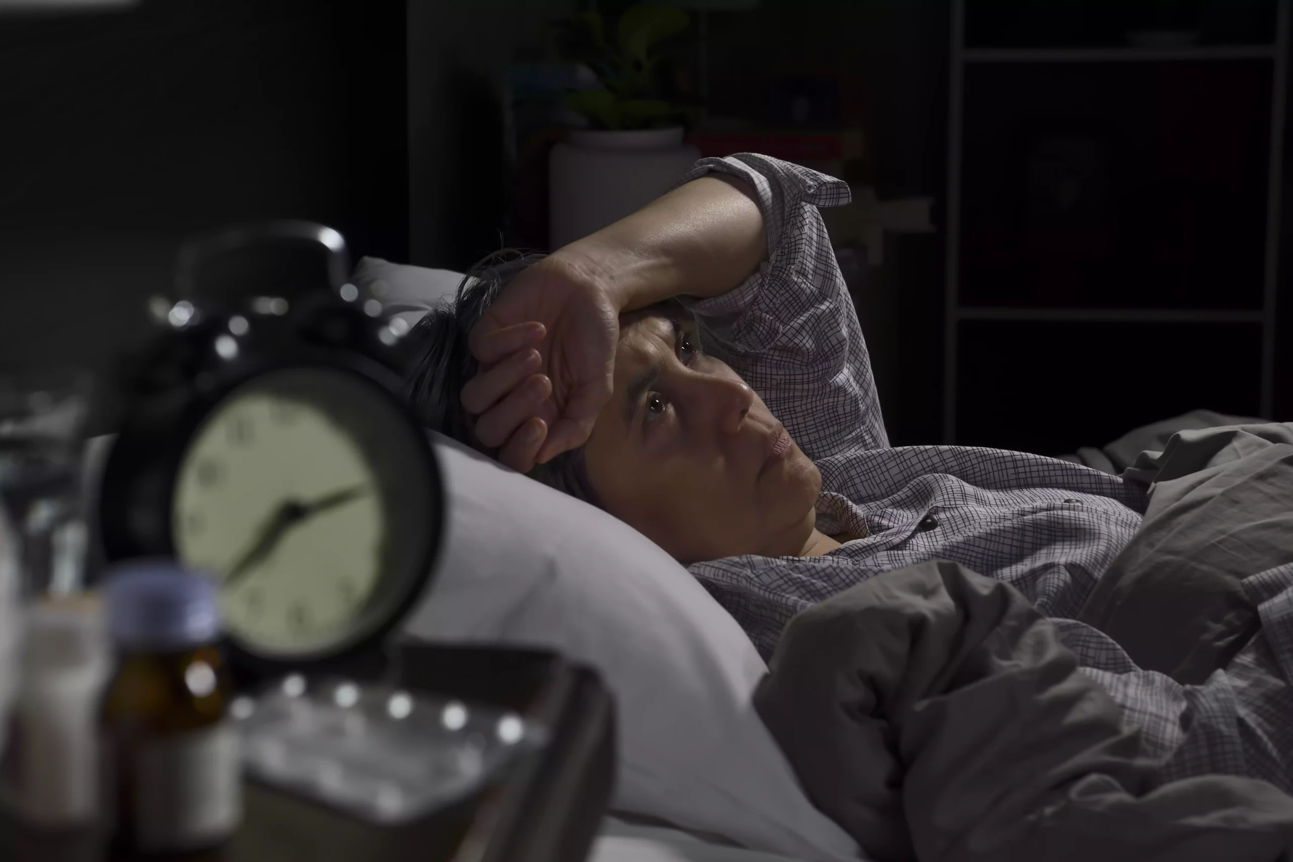seniorwomaninsomnia20250109011430utc Mulher deitada na cama com olhos aberto com insonia