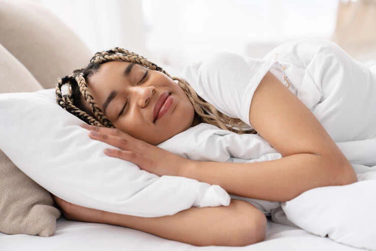 cheerfulyoungafricanwomanlyingandsleepingin20250109022540utc Mulher dormindo de lado