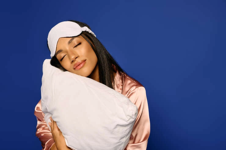 dreamymomentsofayoungafricanamericanwomani20250303125641utc Mulher sentada vestida como se fosse dormir abraçada com travesseiro