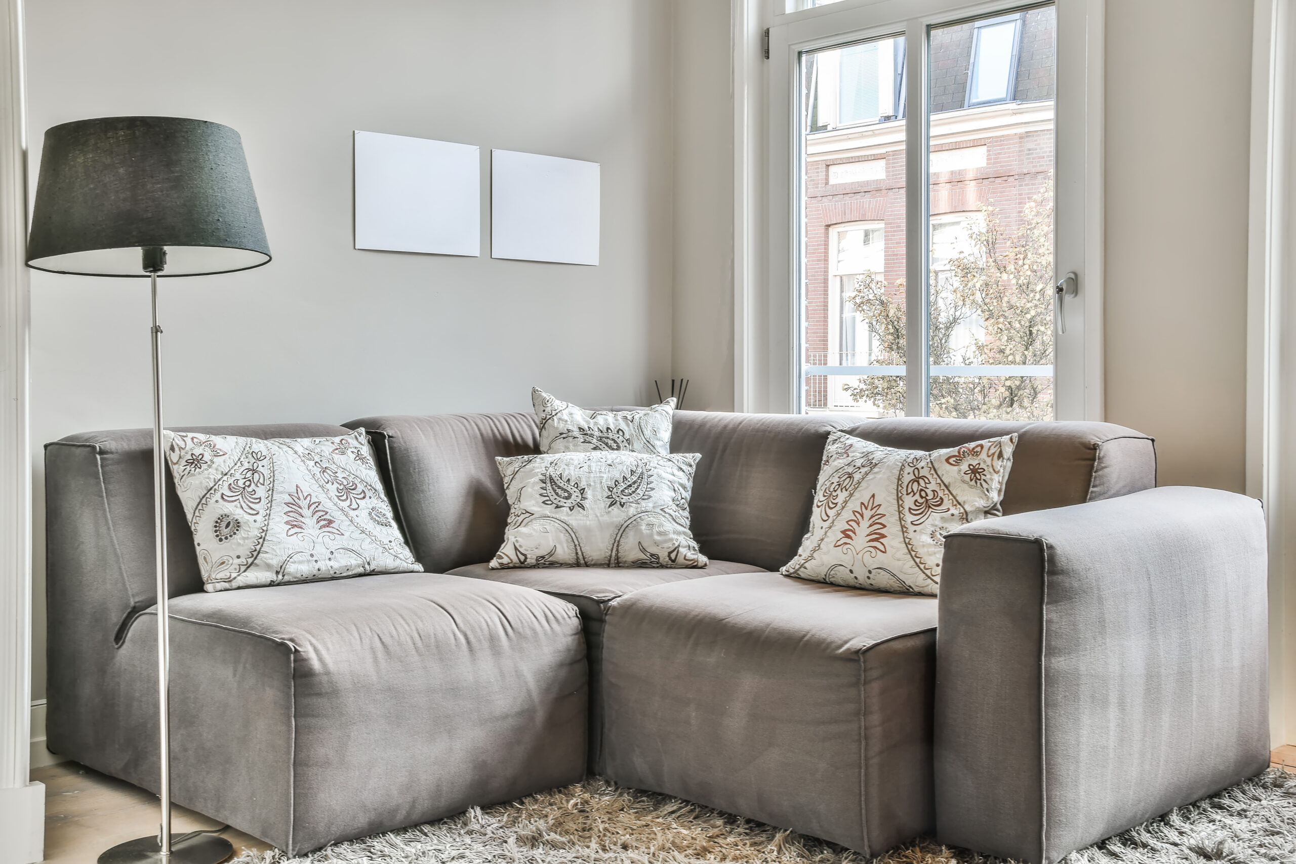 Elegant living room Sala de estar com sofa cinza.