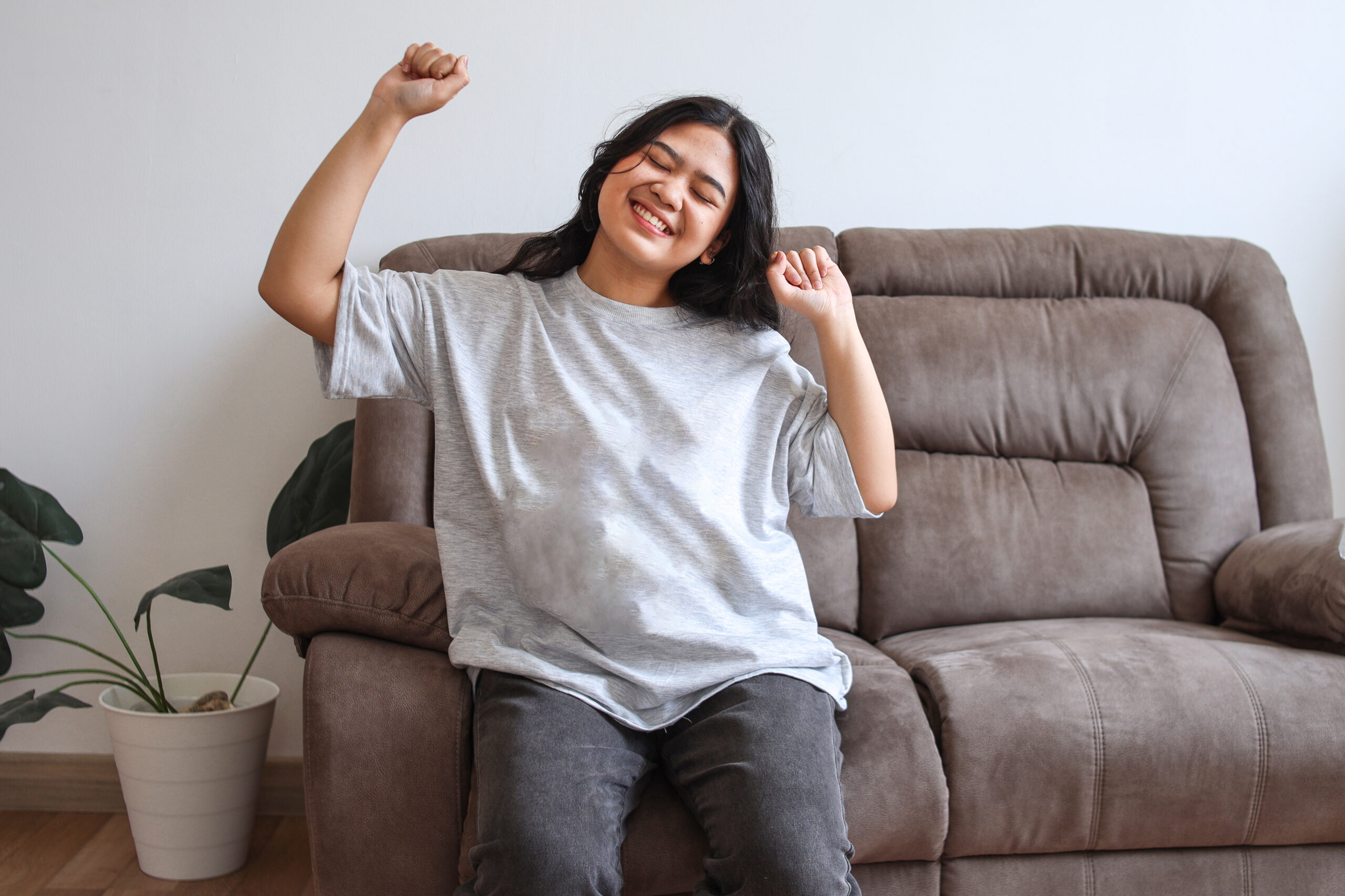happywomandancing20250127110717utc garota se despreguiçando no sofa