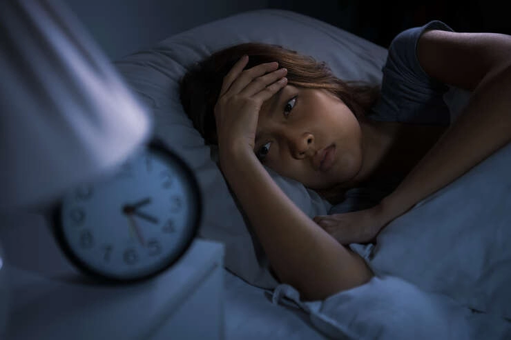 womaninsomnia20250108223748utc Mulher deitada na cama acordando com insonia