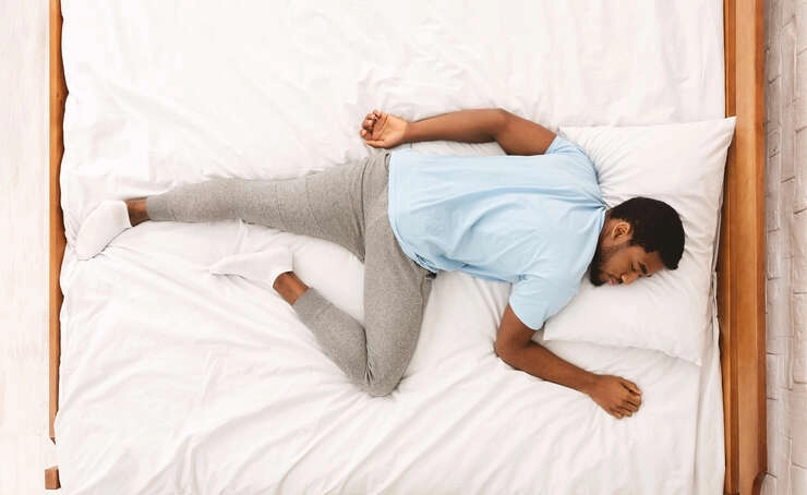 Homem deitado de bruço.