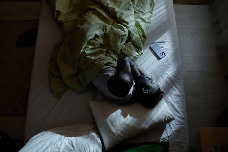 Homem dormindo de lado na cama