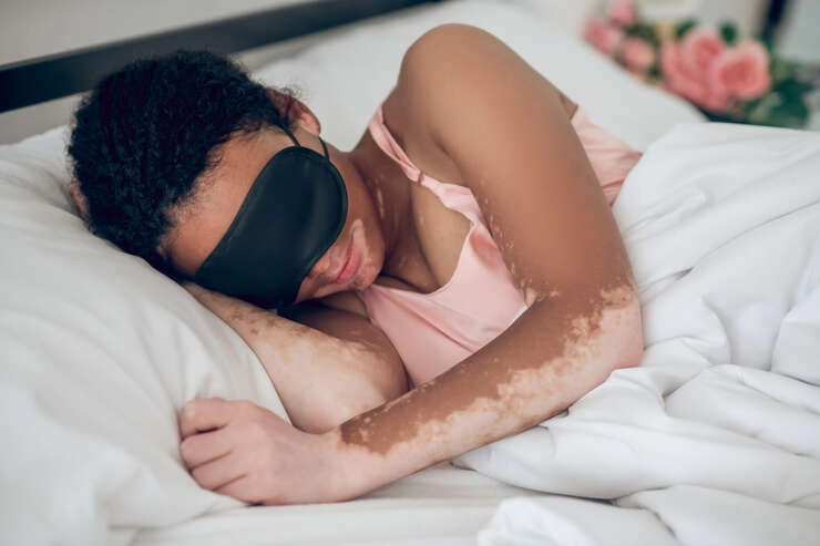 ayoungwomanwithasleepingmaskonlyinginbed20241018073803utc Mulher deitada de lado dormindo