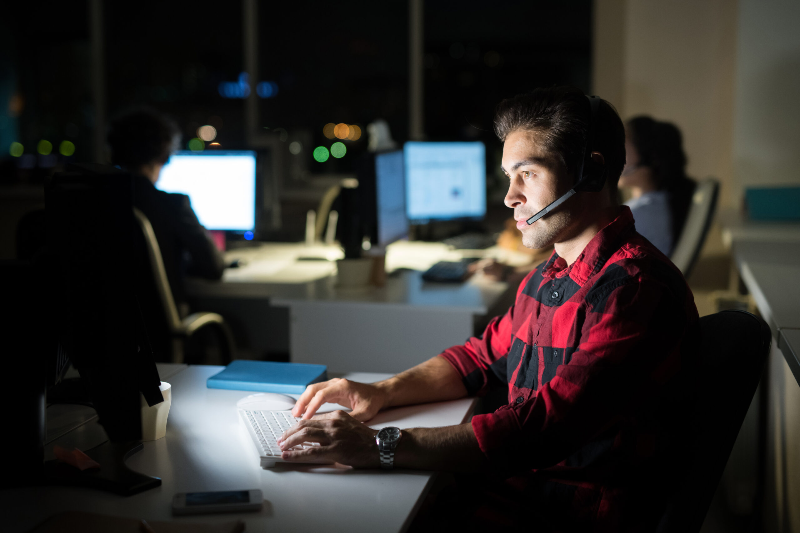 Homem trabalhando no escritório a noite