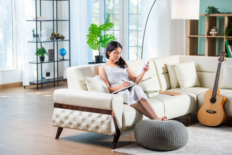 Mulher sentada no sofa