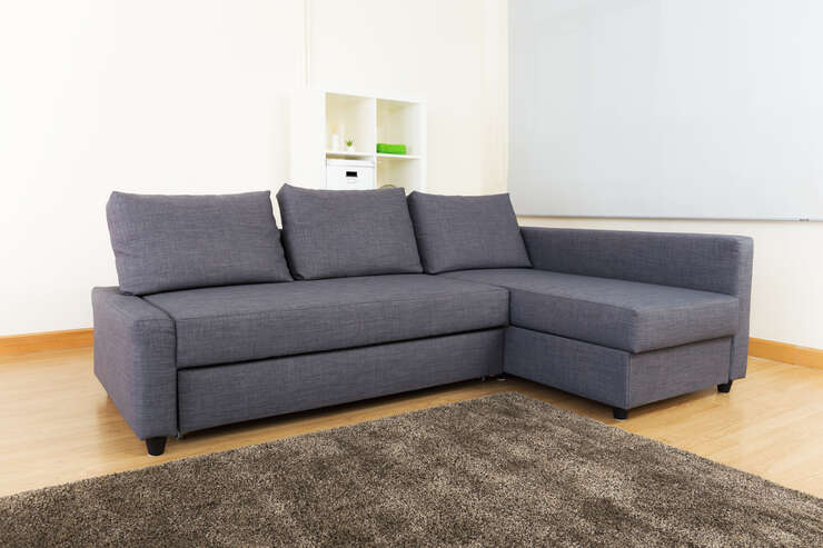 sofa na cor cinza na sala de estar