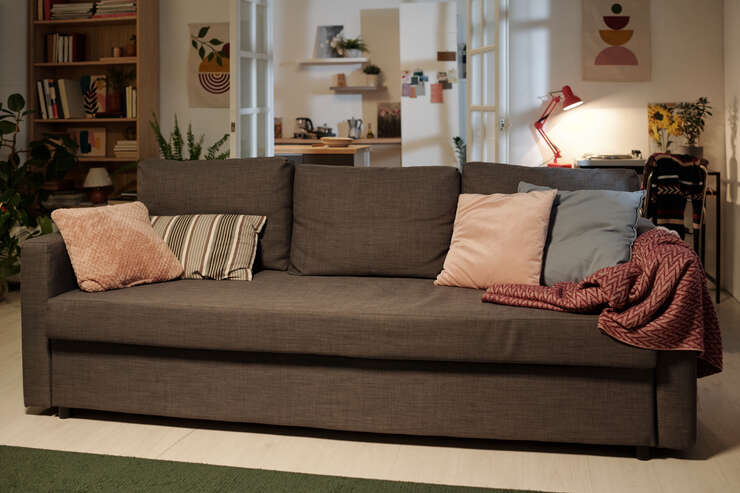 Sofa marrom com travesseiros