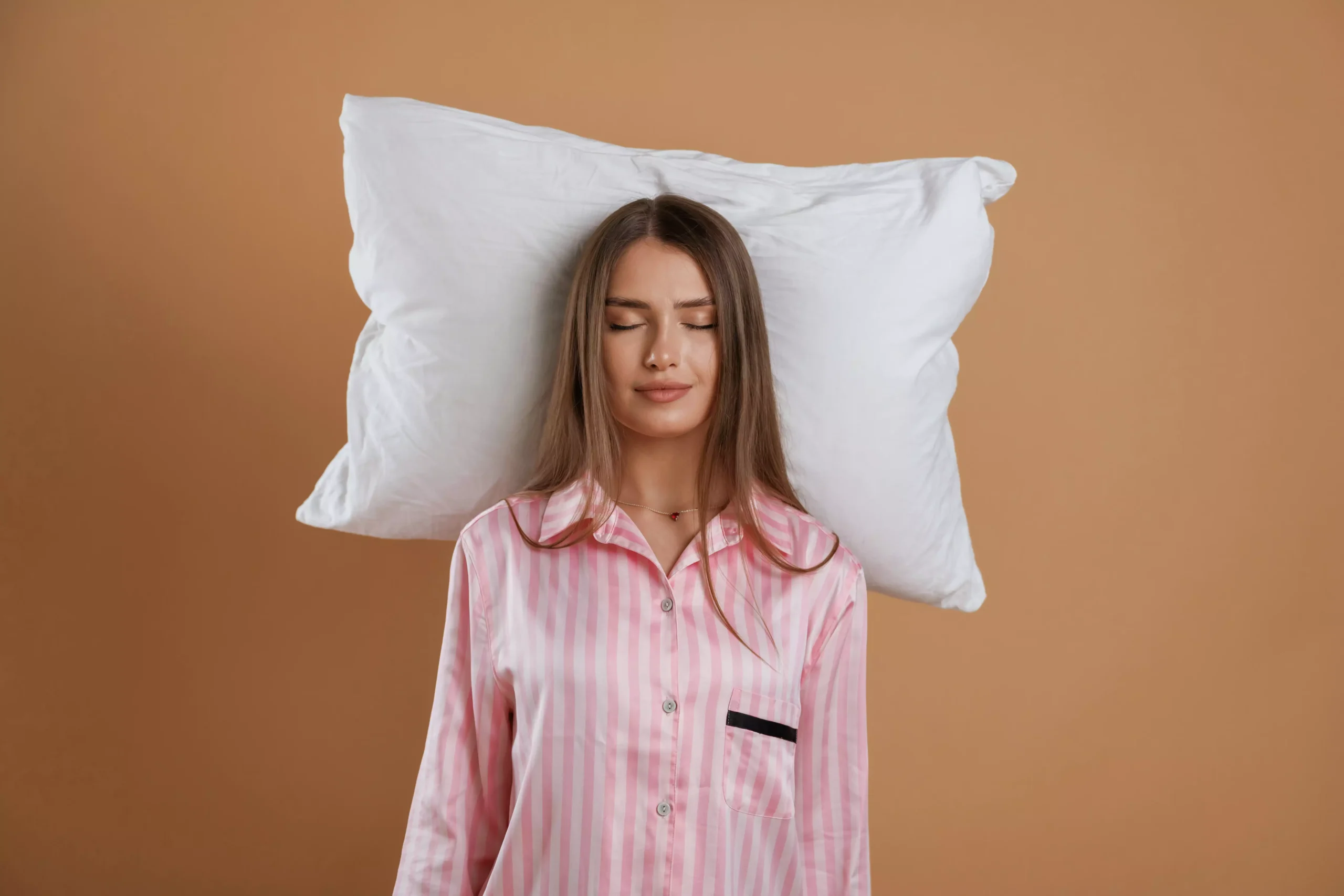 Mulher deitada no chao com travesseiro de baixo da cabeça