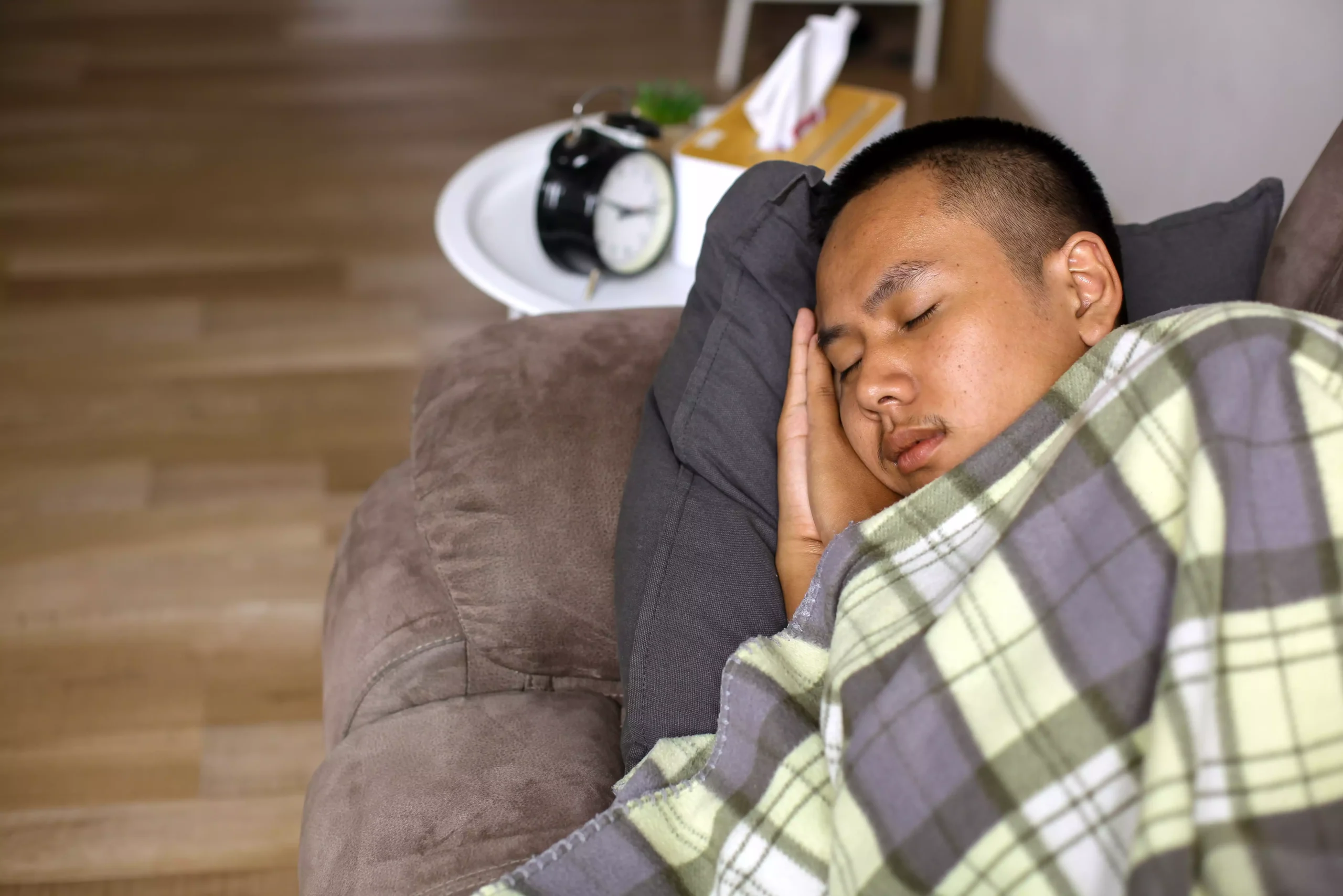 mansleeping20250128031342utc Homem dormindo no sofa.