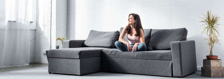 Mulher sentada no sofa