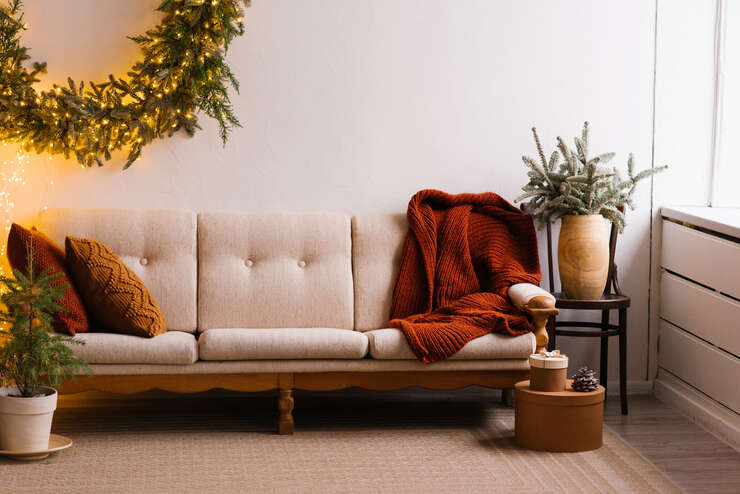 Sofá com lençol vermelho