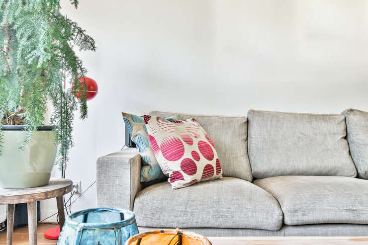 Sofa cinza com travesseiro