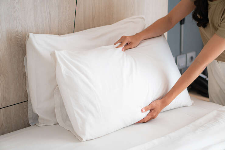 maos organizando o travesseiro