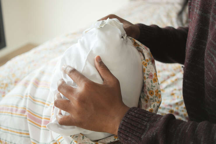 maos amassiado o travesseiro