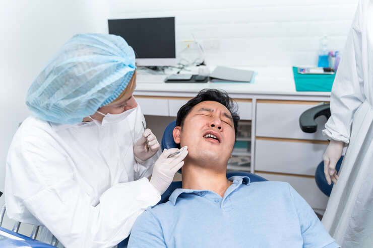 Paciente em consulta odontológica com dentista