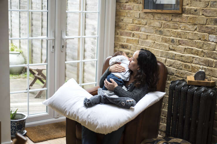 Mãe abraçando filho em ambiente aconchegante