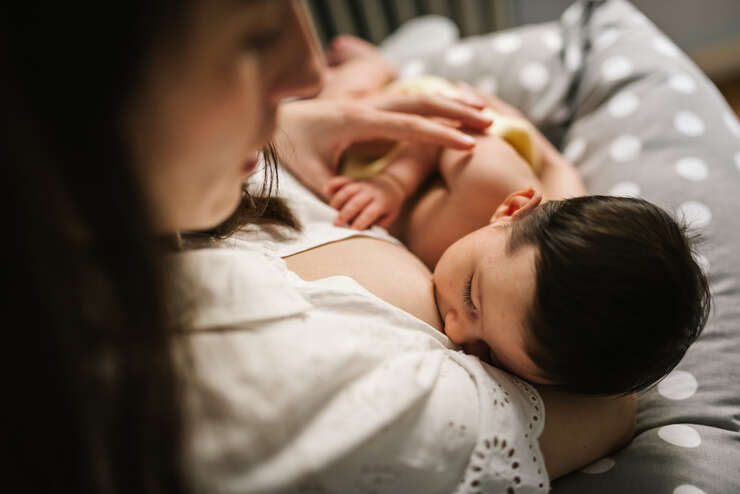 Mãe amamentando seu bebê em um ambiente acolhedor
