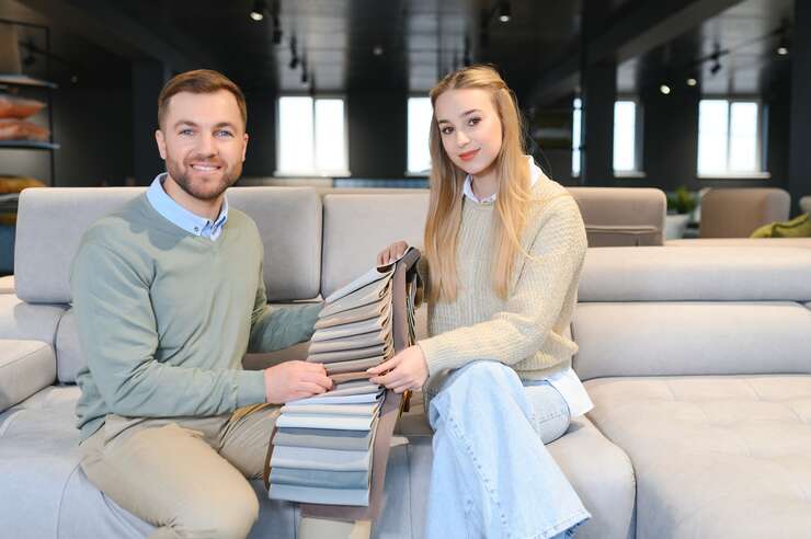 Casal sorridente ao escolher amostras de tecidos