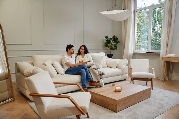 Casal relaxando em sofá aconchegante na sala de estar