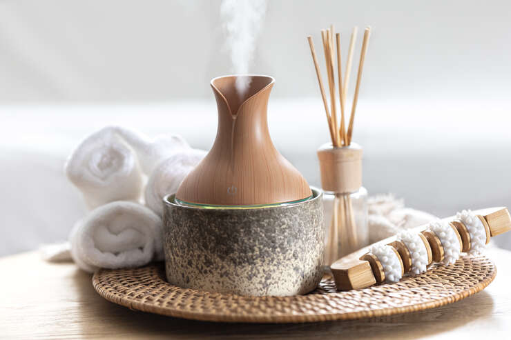 Difusor de aromaterapia com toalhas e vareta aromática.
