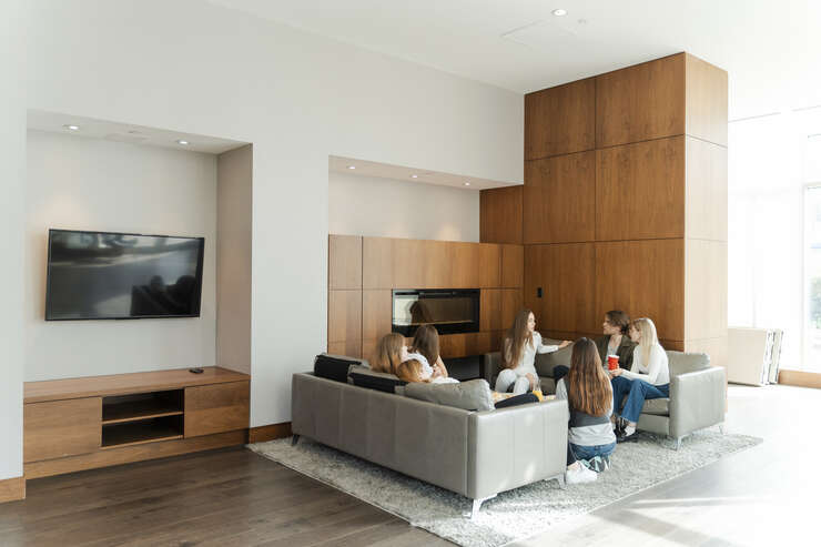 Grupo de amigos conversando em sala moderna