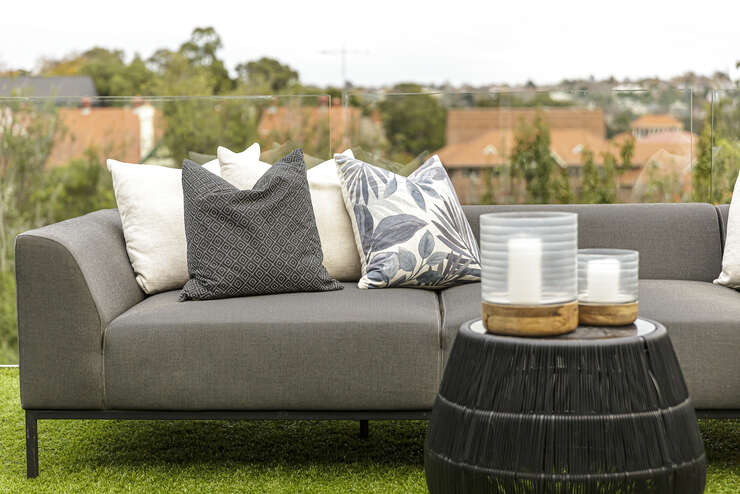 Sofá moderno com almofadas decorativas ao ar livre