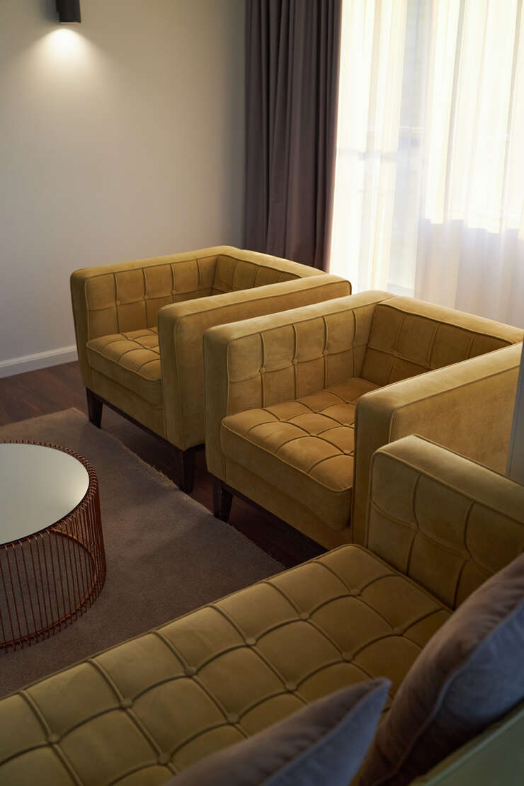 Poltronas modernas em sala bem iluminada