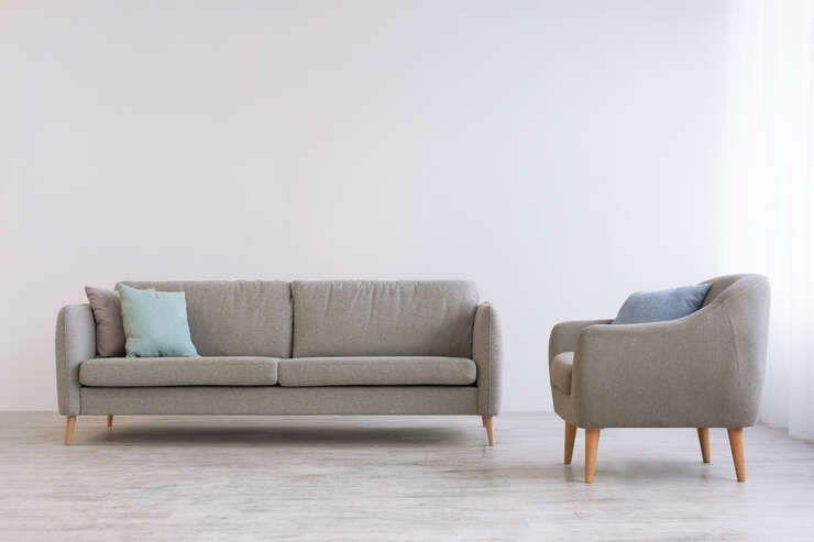 Sofá cinza moderno com almofadas decorativas