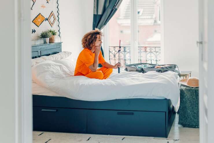 Pessoa em loungewear laranja em quarto moderno